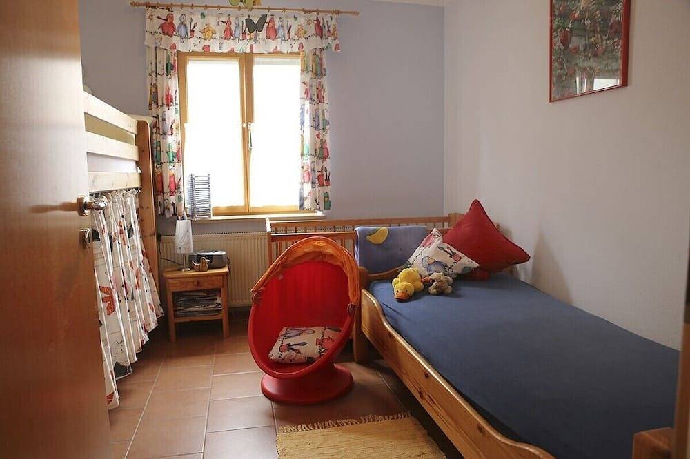 Ganze Wohnung, Ferienwohnung mit möblierter Holzterrasse und separatem Kinderzimmer in Absberg, Fränkisches Seenland