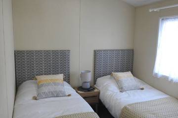 Chalet for 6 People in Burgh Castle, Great Yarmouth, Photo 4