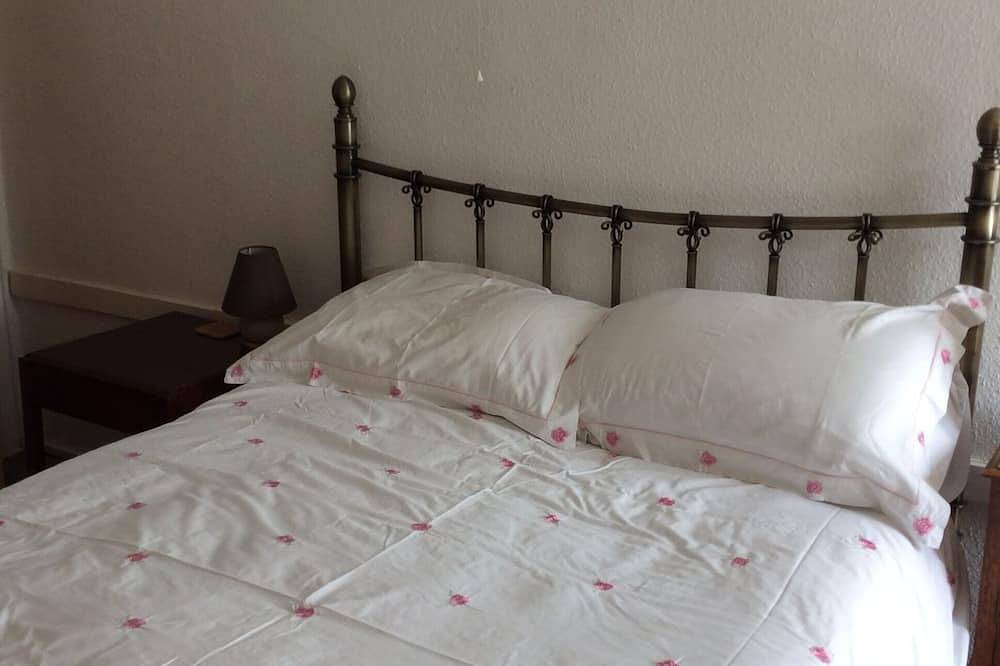 Ein traditionelles Ziegelstein-und Feuerstein-Nordnorfolk-Häuschen in Bodham, Norfolk Coast