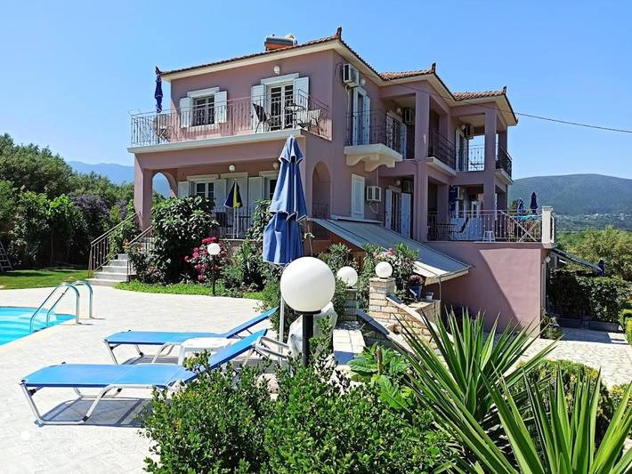 Διαμερίσματα διακοπών για 2 άτομα, με Μπαλκόνι και Ταράτσα καθώς και Κήπο και Πισίνα στη Σάμη