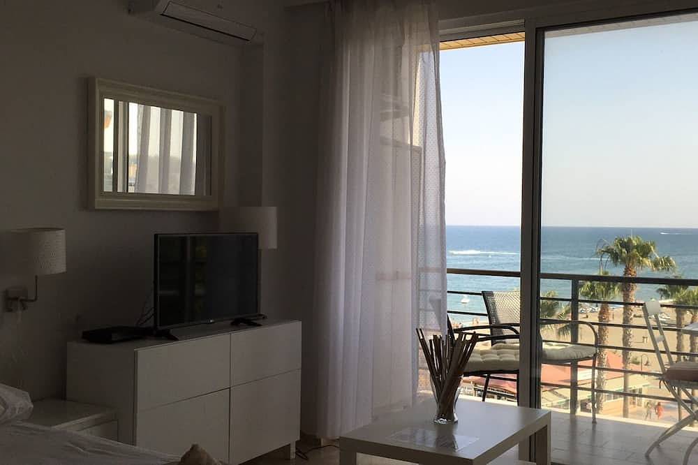Entire apartment, Renovated studio on the beachfront, wifi, satellite Tv and air conditioning in La Carihuela, Torremolinos