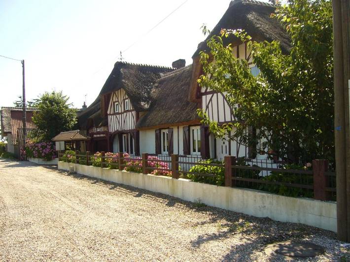 Gîte pour 4 personnes, avec piscine et sauna ainsi que jardin et jacuzzi à Mesnil-Raoul