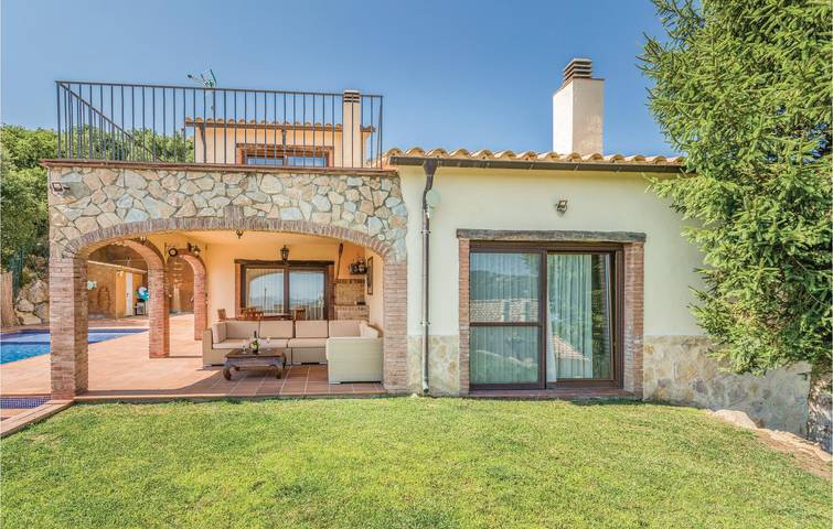 Sea View Apartment with Pool & Parking in Santa Cristina d'Aro, Costa Brava