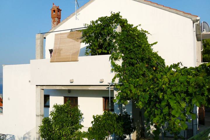 Ganze Wohnung, 1-Zimmer-Ferienwohnung mit Terrasse und Meerblick Postira, Brac -a in Postira, Brac