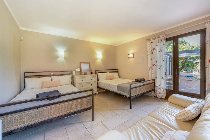 Room 'Pool House' with Shared Pool, Wi-Fi and Air Conditioning in Almancil, Faro District