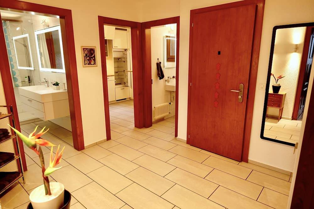 Ganze Wohnung, Cozy 2Br Lake View Apt. in Swiss Chalet & Parking. in Oberhofen am Thunersee, Thunersee