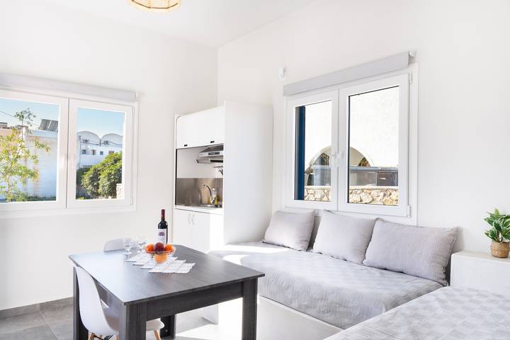 Ganze Wohnung, Aegean Blue Santorini Perissa Ii in Strandnähe mit privater Terrasse und Wlan in Perivolos Strand, Perissa