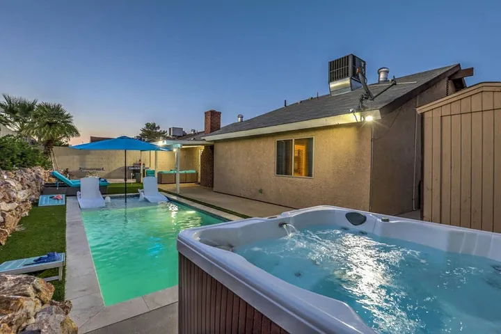 Vacation house for 8 people, with balcony and pool as well as hot tub and yard - 1