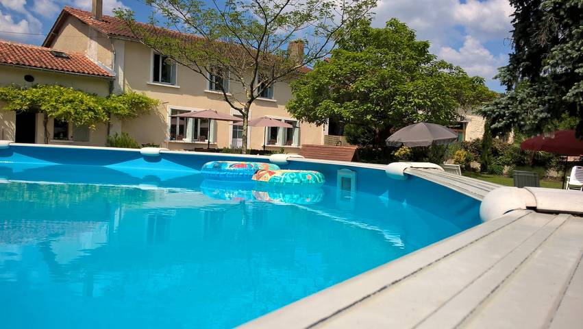 Gîte pour 12 personnes, avec piscine et jacuzzi, adapté aux familles