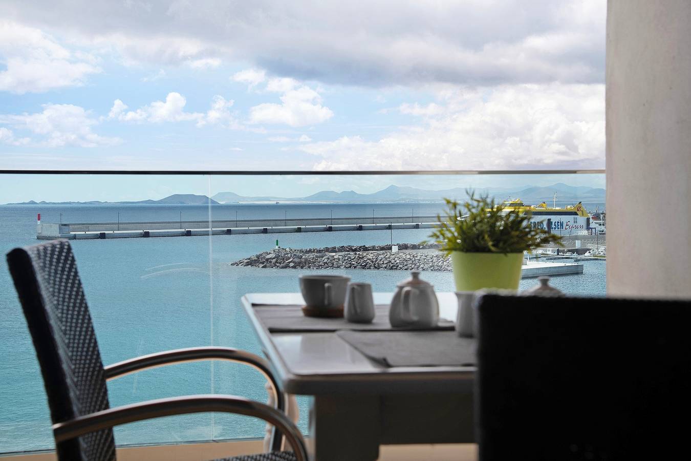 Appartement entier, Appartement de vacances 'Seaview Limones' avec vue sur la mer, terrasse privée et Wi-Fi in Playa Blanca, Yaiza