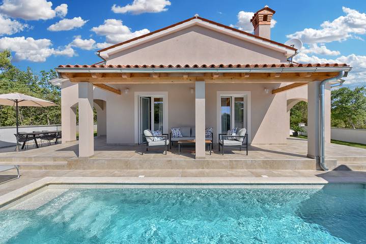 Reizende Villa mit Pool, in Strandnähe und mit guter Infrastruktur in Marčana, Südküste Istrien