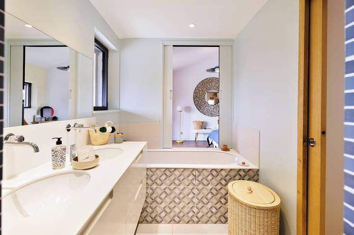 Appartement entier, Studio Baïgura spacieux, vue sur les montagnes, accès direct piscine & spa in Hasparren, Région de Bayonne