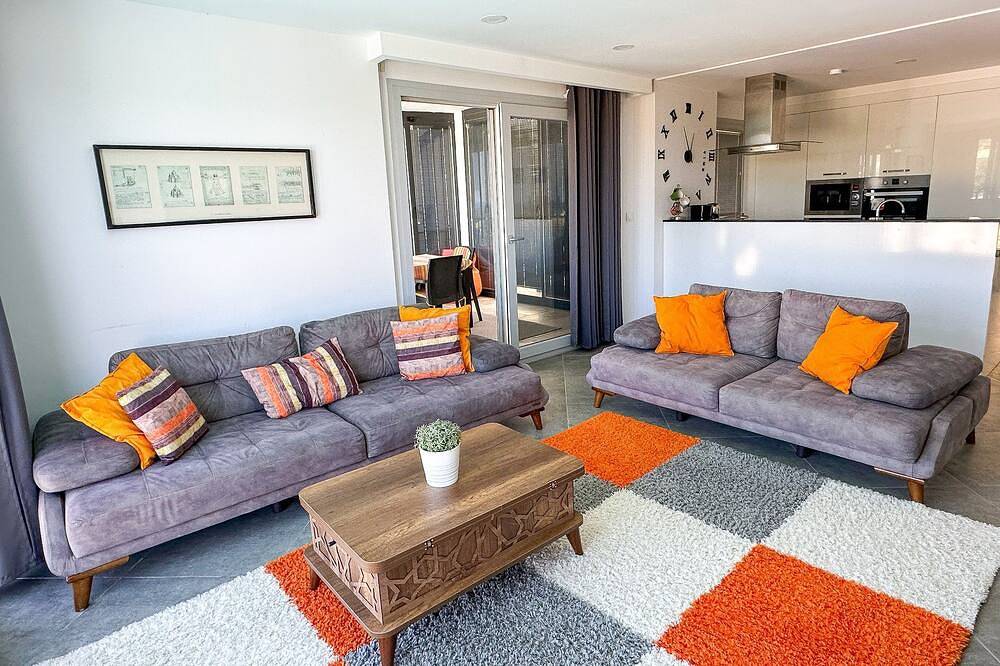 Entire apartment, Lavender Poolside D3 – Stunning Seaview Apt with Private Pool & Terrace in Kusadasi, Aydın Province