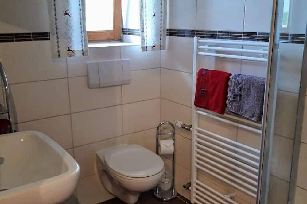 Ganze Wohnung, Helles Appartement (37 qm) für bis zu 3 Personen mit Blick auf die Bayerwaldberge in Eschlkam, Ostbayern