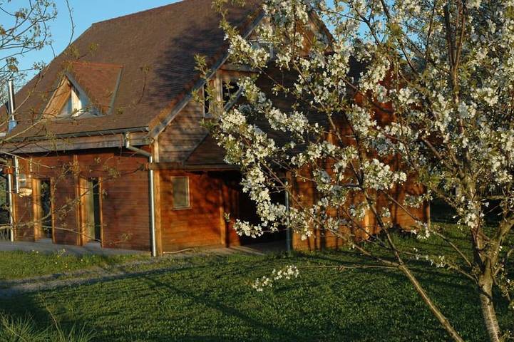 Gîte pour 7 personnes, avec Balcon ainsi que Jardin et Piscine dans Louchy-Montfand