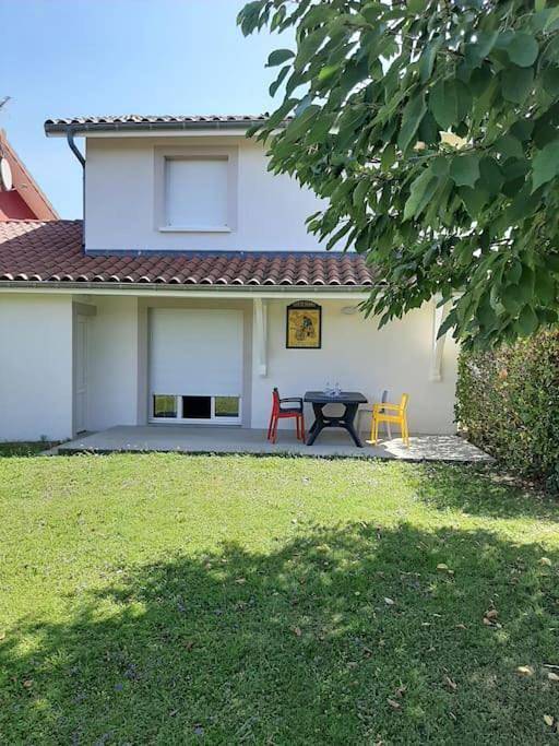 Gîte pour 6 personnes, avec jardin, adapté aux familles à Pirajoux
