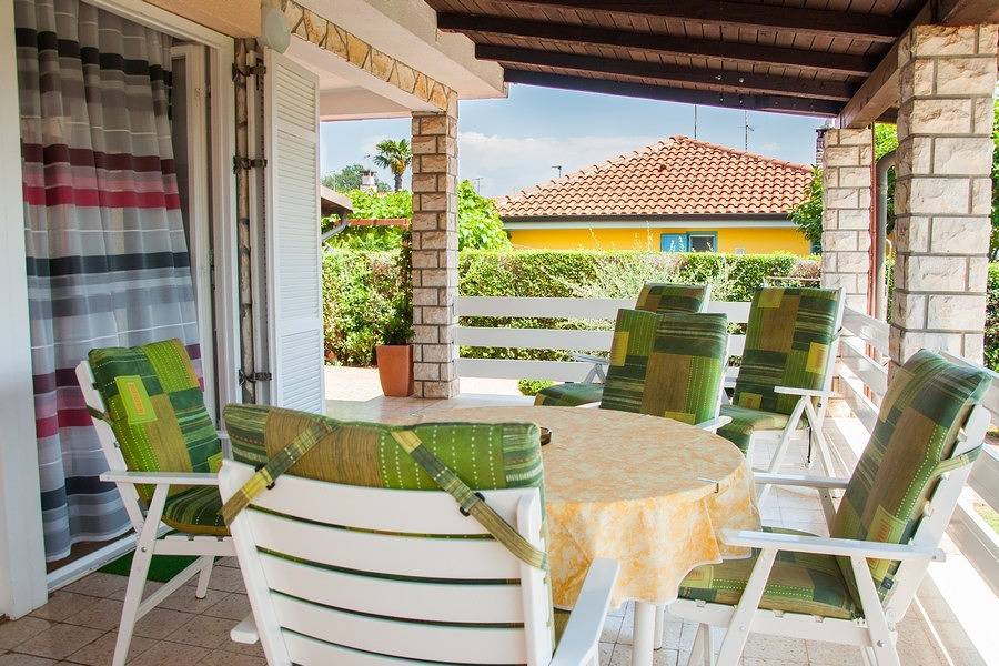 Schönes Ferienhaus mit Terrasse und Gartenblick in Karigador, Umag und Umgebung
