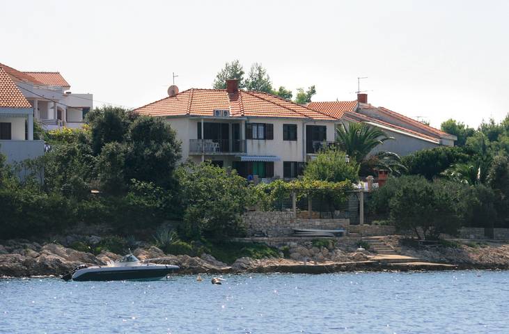 Ganze Wohnung, 2-Zimmer-Ferienwohnung am Strand Maslinica, Solta -b in Maslinica, Solta