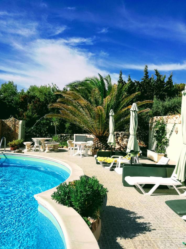 Gîte pour 2 personnes, avec terrasse ainsi que piscine et jardin à Porches - 2