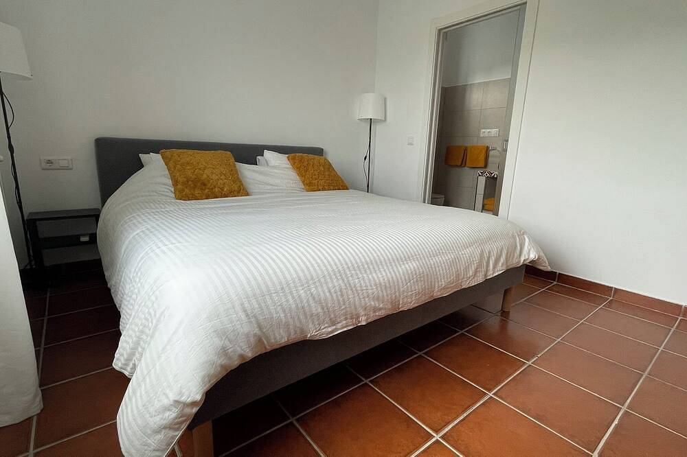 Spanish country house. Completely free, yet two restaurants within walking distance. in Comares, Málaga Province