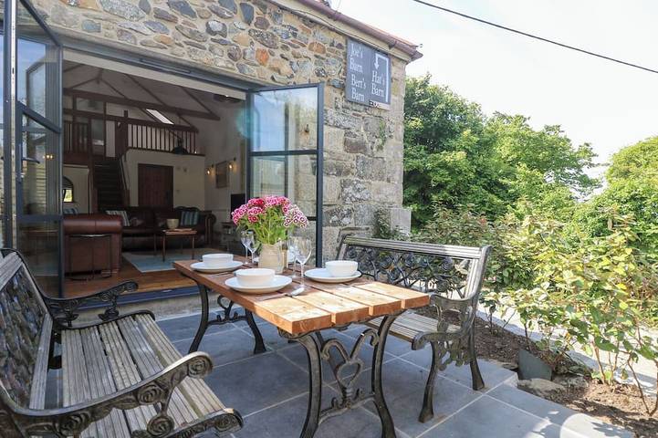 Log cabin for 4 people, with garden in Mullion