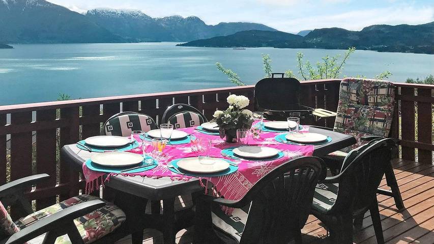 Vakantiehuis voor 8 personen, with uitzicht and terras as well as sauna in Hardangerfjord