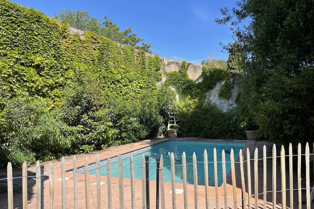 Large winegrower's house with swimming pool in Bernis, Nimes region