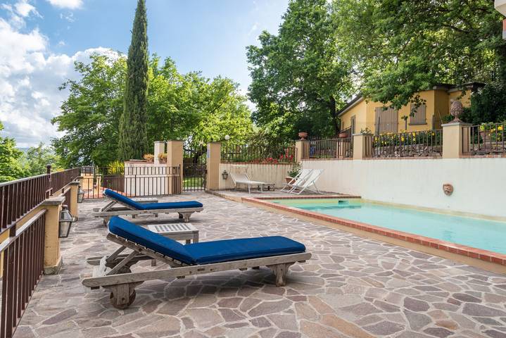 Villa "L'Incompiuta" con vista sulle montagne, piscina condivisa e Wi-Fi in Vicchio, Firenze province