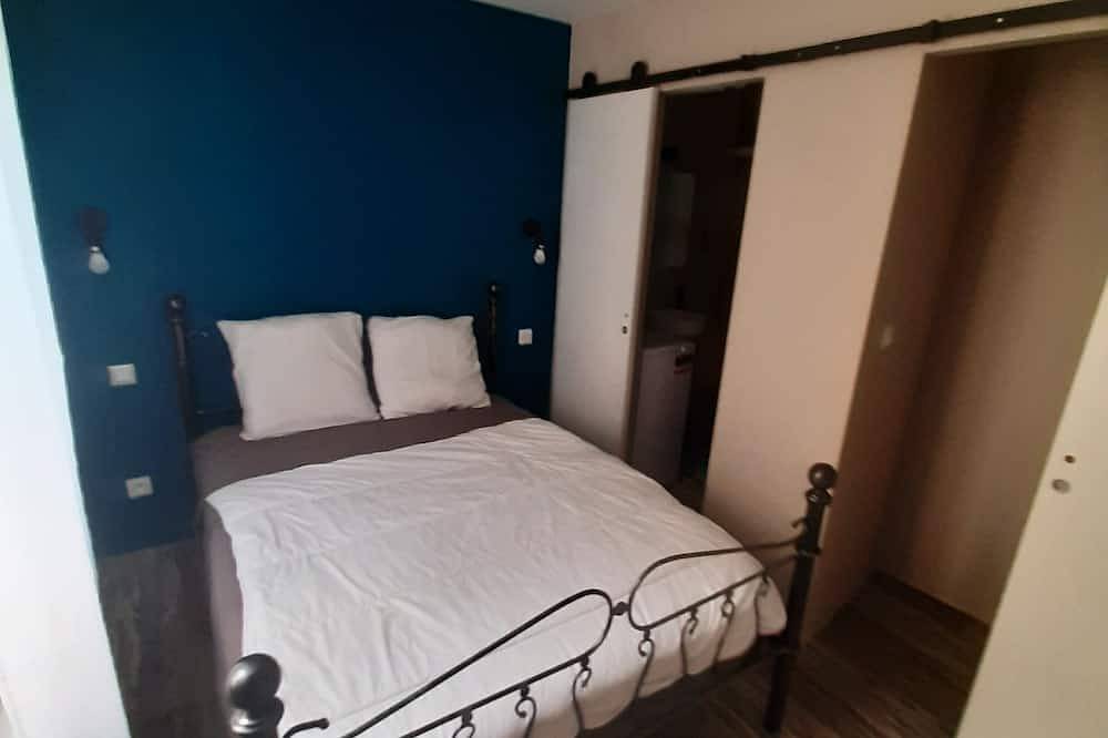 Entire apartment, \"Les Iris\" Apt 106, T2 Cosy, 30 m2, 1 bedroom with Tv in Bourg-Saint-Andéol, Privas