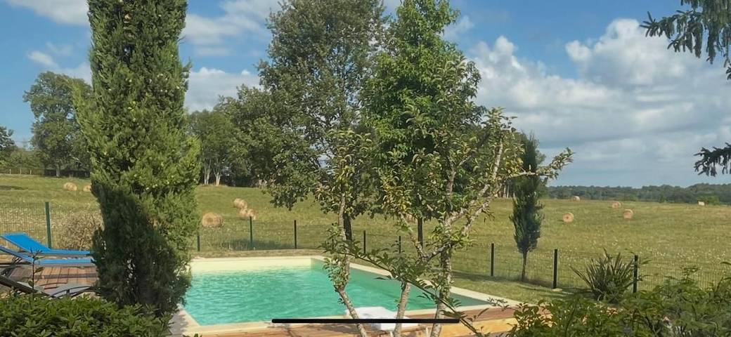 Location de vacances pour 2 personnes, avec piscine et vue ainsi que terrasse et jardin à Pressignac-Vicq - 2