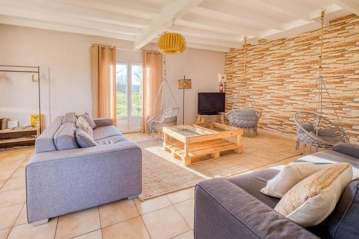 Location de vacances pour 12 personnes, avec Terrasse et Jardin ainsi que Piscine et Vue à Peyrole