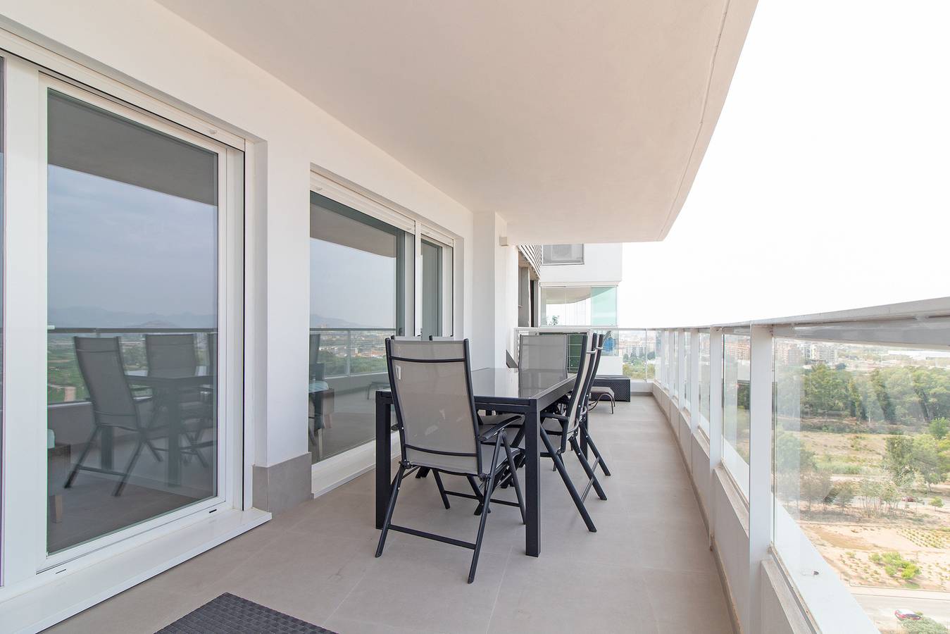 Apartamento entero, Global Properties: Apartamento de dos terrazas con vistas al mar y piscina en Canet in Canet de Berenguer, Costa de Valencia