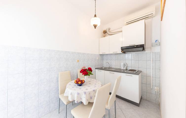 Ganze Ferienwohnung, Charmantes Apartment mit Terrasse, WLAN und Strandzugang in 2 km Entfernung in Lokva Rogoznica, Omis-Riviera