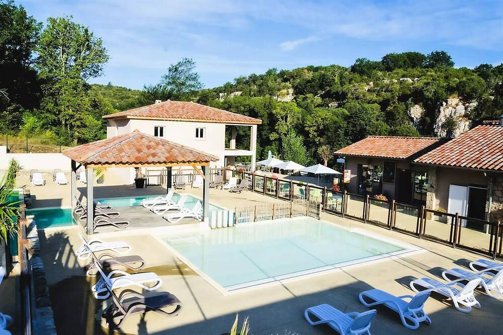 Mobilhom Club: 2 bedrooms, sleeps 4 in Berrias-et-Casteljau, Cevennen
