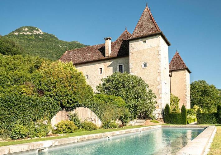 Location de vacances pour 2 personnes, avec Terrasse et Jacuzzi ainsi que Jardin et Piscine à Jongieux