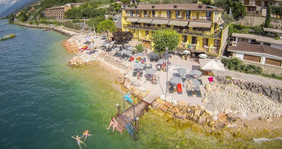 Hôtel pour 4 personnes, avec bassin pour enfant et jacuzzi ainsi que jardin et piscine