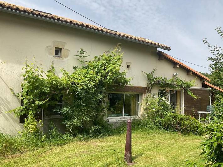 Gîte pour 4 personnes, avec piscine et jardin, animaux acceptés à Mairé-Levescault