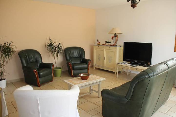 Gîte pour 10 personnes, avec Terrasse ainsi que Jardin et Piscine à Peypin-d'Aigues - 4