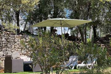 Location de vacances pour 4 personnes, avec jardin à Entrecasteaux