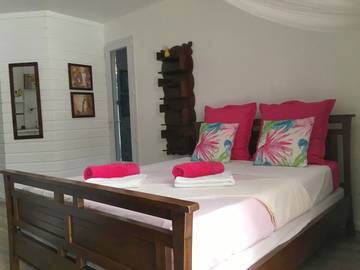 Gîte pour 2 personnes, avec terrasse et piscine dans Plage de Petit-Havre