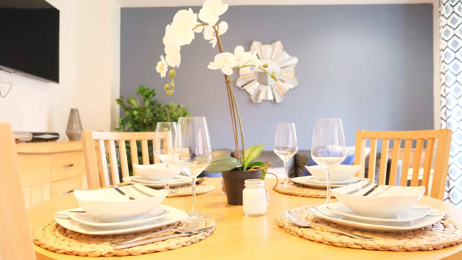 Cozy 4-Br Brick House with Garden in Bedford in Bedford