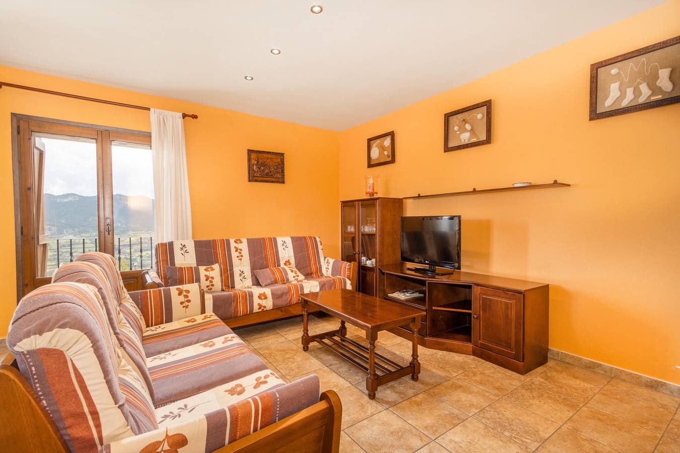 Apartamento entero, Apartamento 'Xisqueta' con vistas a la montaña, jardín privado y Wi-Fi in Valle de Lierp, Pirineos