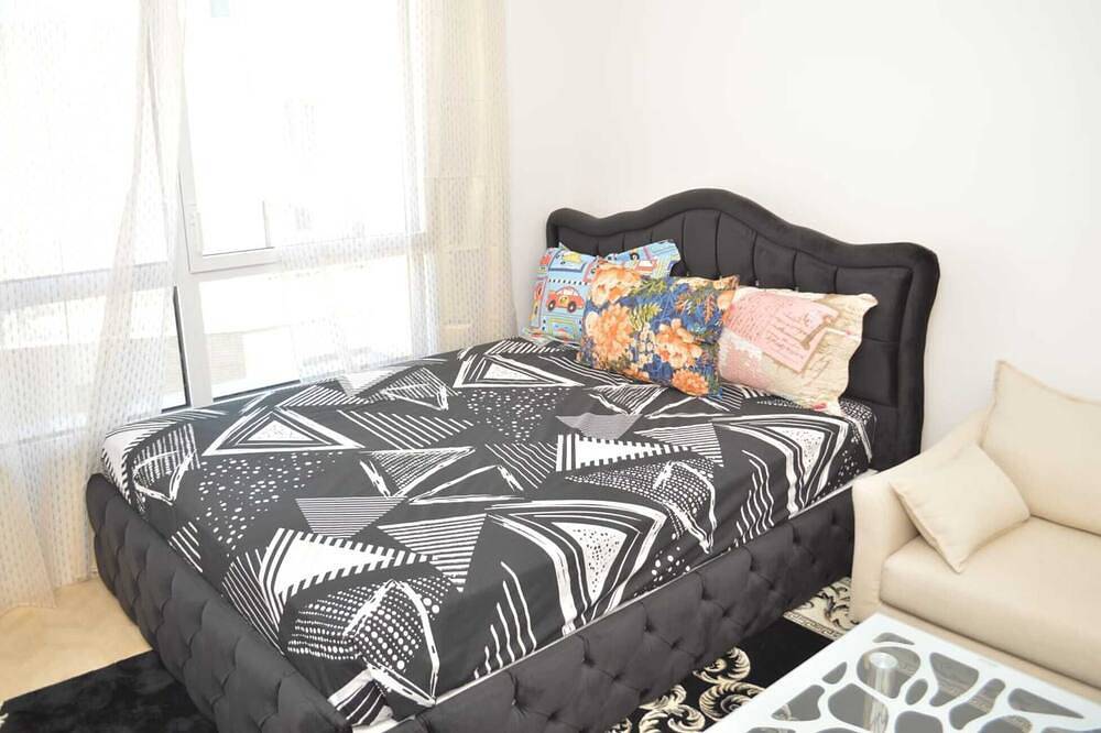 Ganze Wohnung, Cheap Charming family size studio with self made office, Tv, Wifi, Cafe, etc in Bobigny, Seine-Saint-Denis