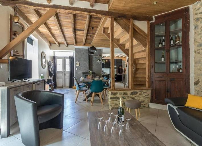 Location de vacances pour 8 personnes, avec Terrasse ainsi que Jardin et Vue dans Chaum