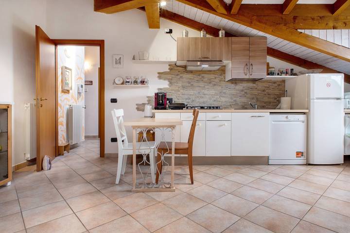 Apartamento inteiro, Apartamento 'Maison Adriano Lago Maggiore' com Wi-Fi in Sangiano, Lago Maggiore (Lombardia)