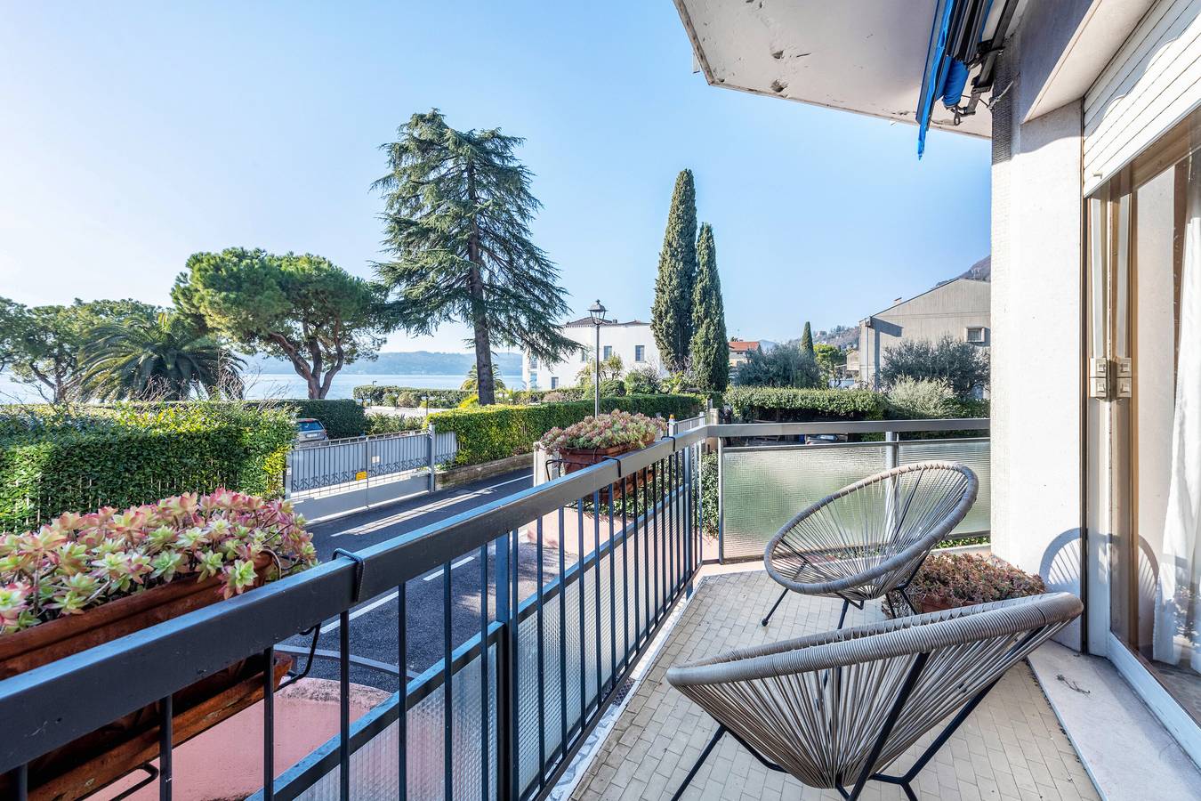 Appartement entier, Appartement 'Spiaggia D'oro Lake View' avec vue sur le lac, Wi-Fi et climatisation in Salò, Montagnes autour du lac de Garde