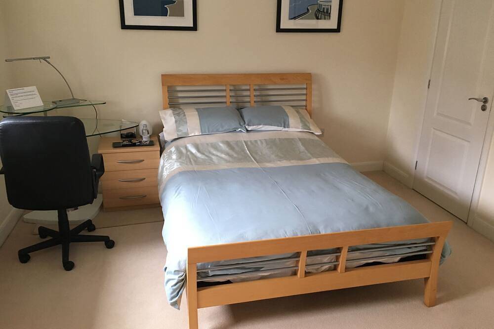 Lakeside very large double en-suite bedroom with fabulous views and facilities in Hampton Hargate and Vale, Peterborough