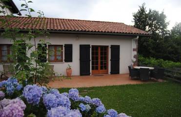 Gîte pour 6 personnes, avec terrasse ainsi que piscine et jardin à Saint-Jean-Pied-de-Port