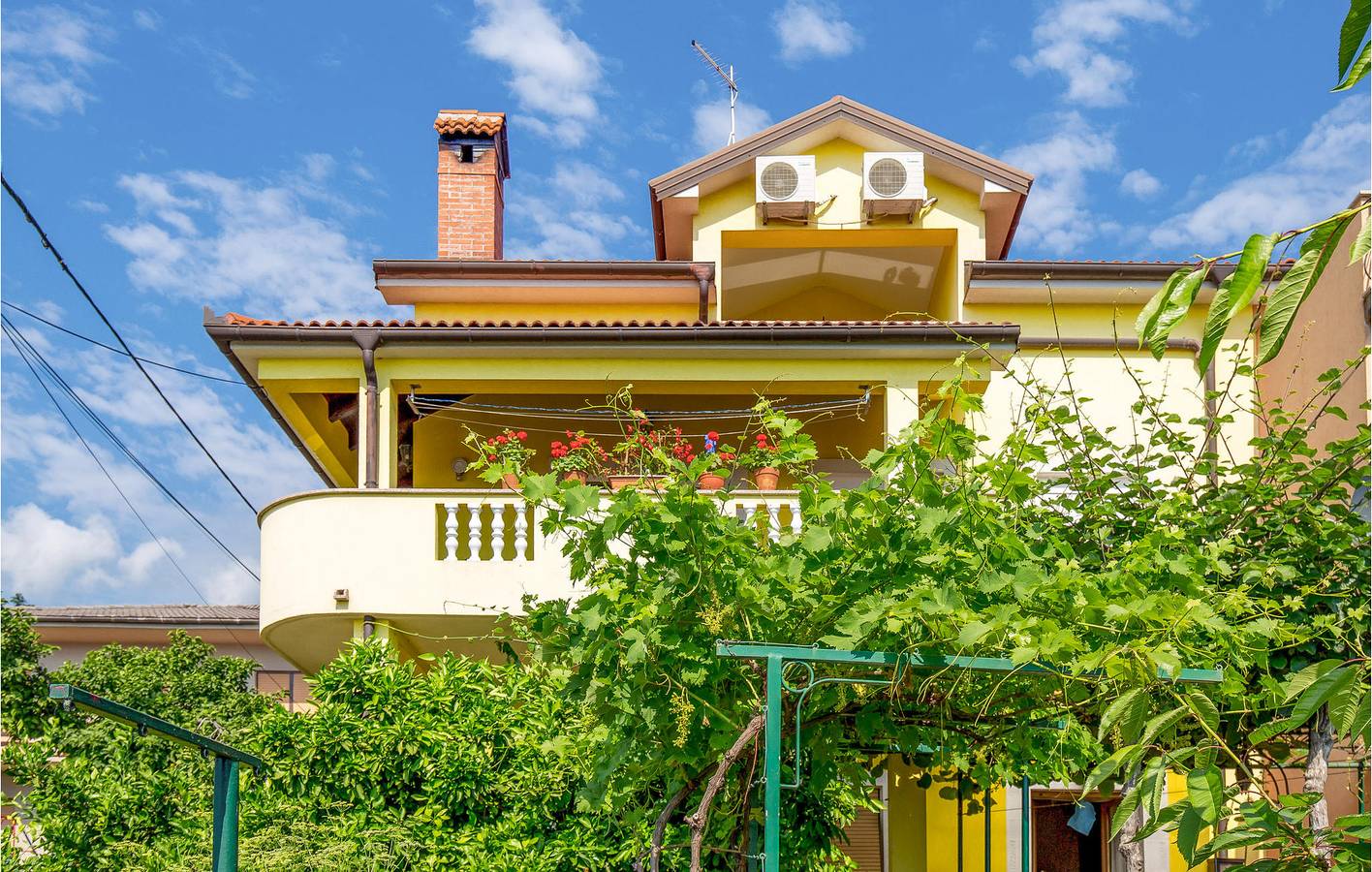 Ganze Ferienwohnung, Gemütliche Ferienwohnung mit Terrasse, WLAN und Parkplatz, 2 km vom hundefreundlichen Strand entfernt in Ika, Opatija Riviera