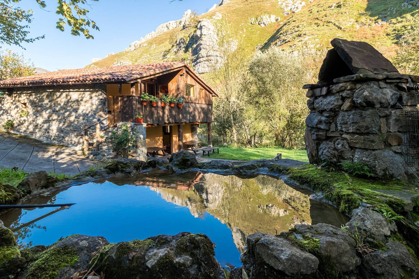 Finca 'La Hirriria' mit Bergblick, privater Terrasse und eigenem Garten in San Roque de Riomiera, Miera-Tal